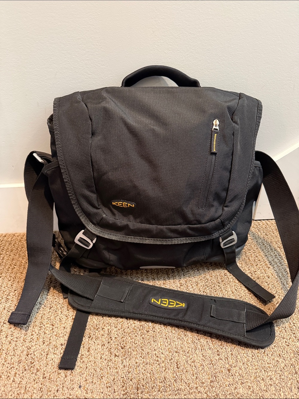 Keen Black Men's unisex Messenger commuter bag laptop yellow vintage hybrid
